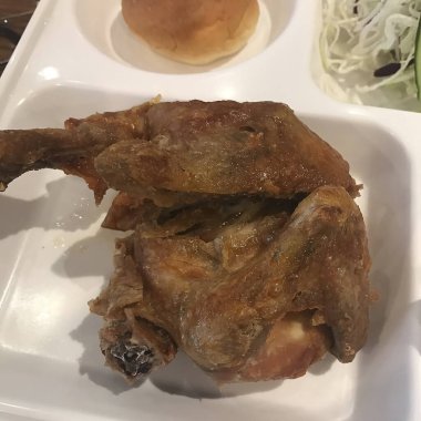 Sebze ve baharatlı kızarmış tavuk kanadı.