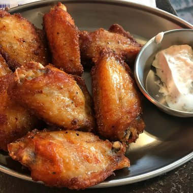 bir tabak kızarmış tavuk kanatları