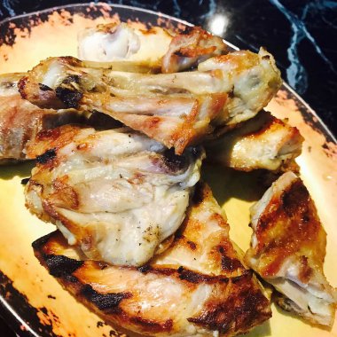 Baharatlı ve soslu tavuk kanadı