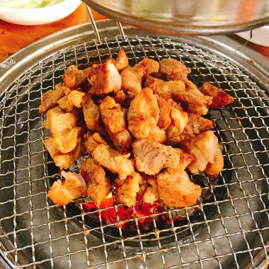 Tavada ızgara tavuk ve sebze.