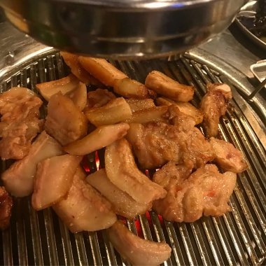 Soslu ve sebzeli ızgara tavuk.