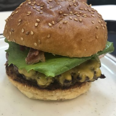 Marul, domates ve peynirli hamburger.