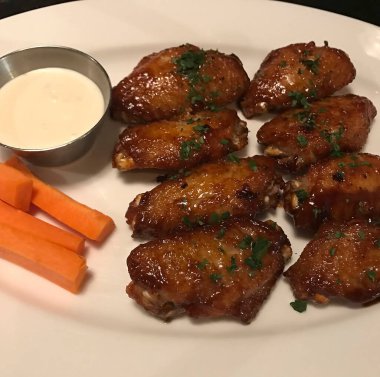 Soslu ve otlu kızarmış tavuk kanadı.