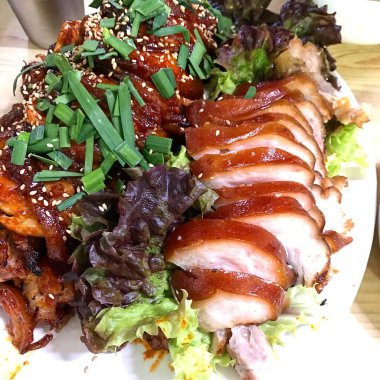 Lezzetli Asya yemeklerinin yakın görüntüsü