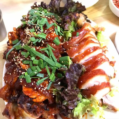 Sebze ve baharatlı taze ızgara tavuk.