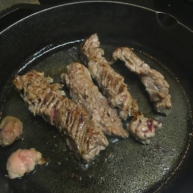 Tavada sebzeli ızgara biftek.