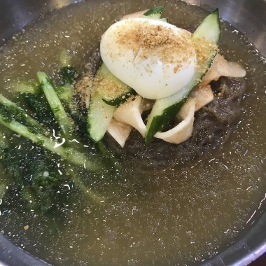 Çin usulü pirinç, yumurta, çorba, sebze, baharat ve diğer malzemeler.