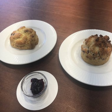 Reçelli ve dutlu ev yapımı çörekler.