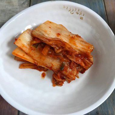 Kore yemeği, kızarmış pilav ve kimchi.