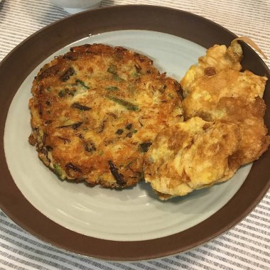 Tabakta yumurta ve sebze.