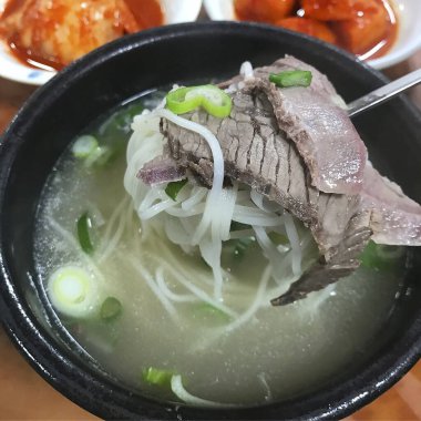 Pirinç ve sebzeli Kore eti çorbası.