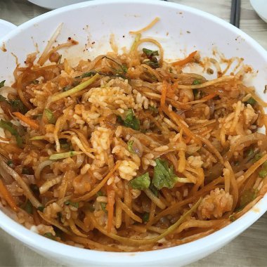 Kızarmış erişte, domuz eti ve sebzeli.