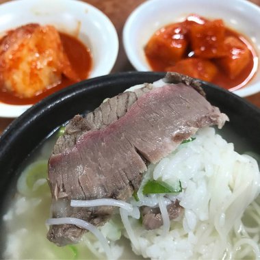 Geleneksel Kore yemeği pilavı ve domuz eti.