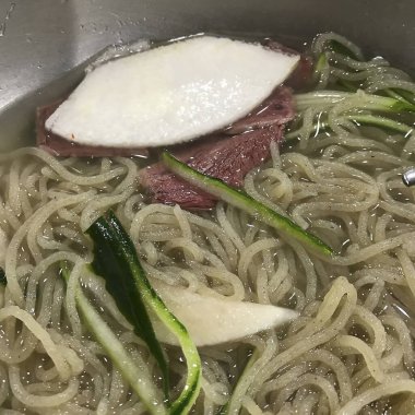 Sebzeli eriştenin mutfak fotoğrafı.