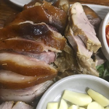 Soslu ve sebzeli ızgara domuz pirzolası.