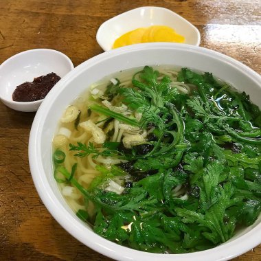 Kore yemeği, pirinç eriştesi.