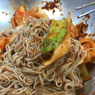 Sebze ve soslu kızarmış tavuk.