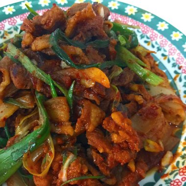 Tayland usulü kızarmış tavuk ve sebze.