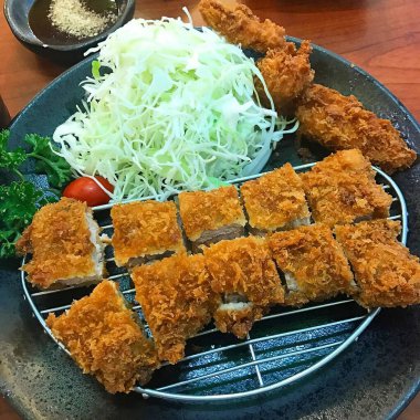 Sebze ve soslu kızarmış tavuk.