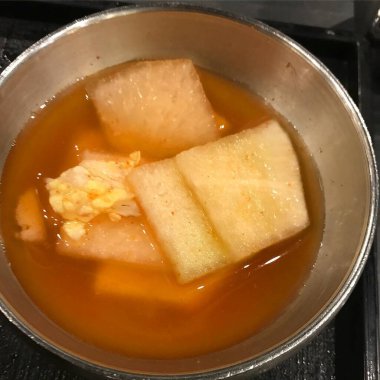 Bir kase lezzetli yemeği yakın.