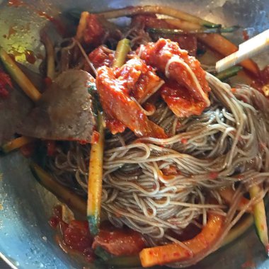 Kore yemeği, balık ve sebzeli erişte.