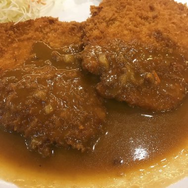 Pirinç ve sebzeli kızarmış tavuk.