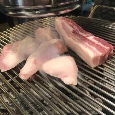 Baharatlı ve otlu domuz pirzolası.