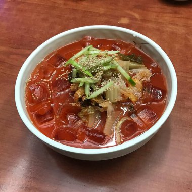 Sebzeli kızarmış domuz resmi.