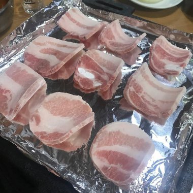 Tahtada çiğ domuz göbeği.