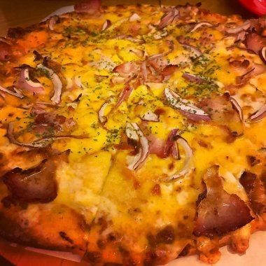 Peynirli ve mantarlı lezzetli pizza.