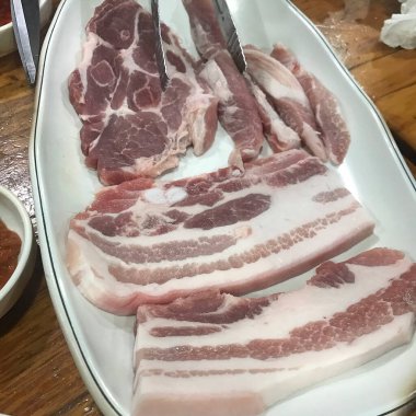 Pazarda taze domuz pirzolası