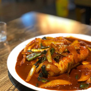 Sebze ve soslu kızarmış balık.