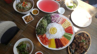 Bir tabak sebze ve etin mutfak fotoğrafı.