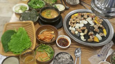 Lezzetli Asya yemeklerinin yakın görüntüsü