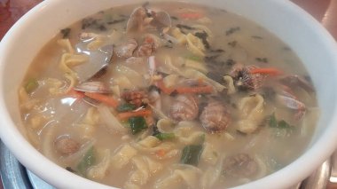 Lezzetli Asya yemeklerinin yakın görüntüsü