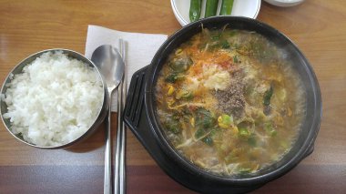 Sebzeli ve etli Kore yemeği.