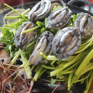 Deniz ürünleri ve baharatlı taze karides.