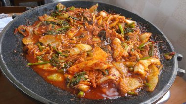 Sebzeli ve baharatlı kızarmış tavuk.