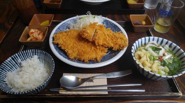 Japon yemeği, suşi, kızarmış balık, kızarmış pirinç, pilav, balık, tavuk, balık.