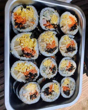 Somon ve ton balıklı suşi rulosu. Japon suşisi..