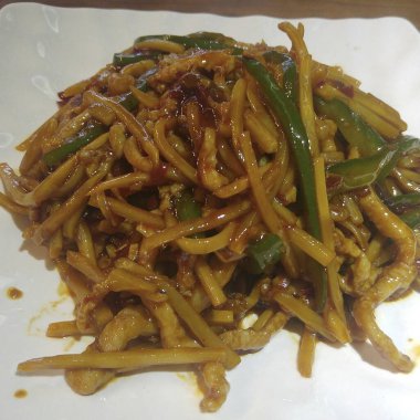 Kızarmış erişteyi domuz eti ve sebzeyle karıştırın.