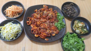 Sebze ve soslu kızarmış tavuk kanadı.