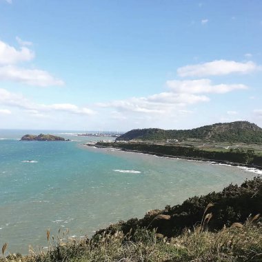 Deniz kıyısının güzel manzarası