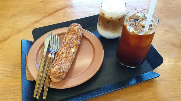 Masada buzlu kahve ve dondurma.