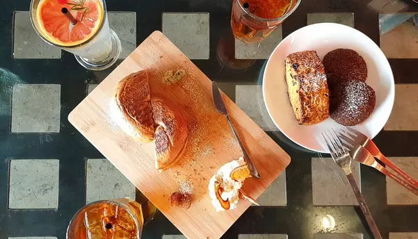 Kremalı ve reçelli lezzetli çikolatalı pasta.