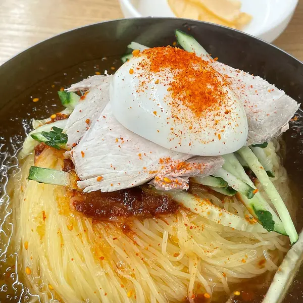 Yumurta ve sebzeli kızarmış tavuk.