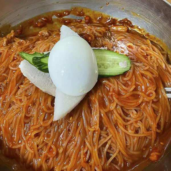 Tavuklu ve sebzeli erişte.