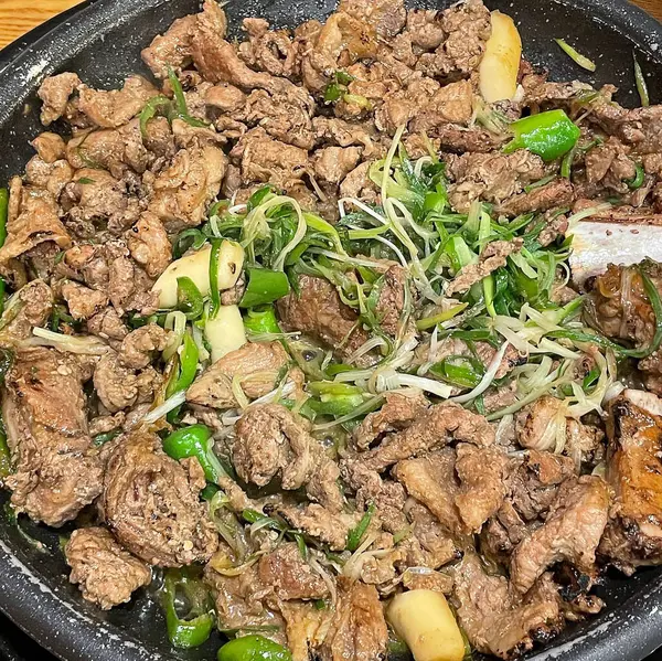 Sebzeli ve soslu kızarmış biftek.