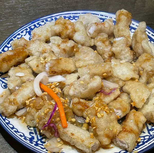 Sarımsaklı ve biberli kızarmış tavuk.