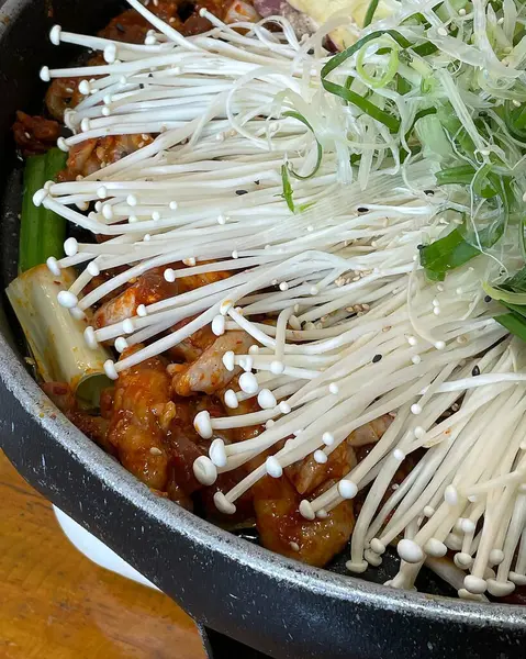 Lezzetli Asya yemeklerinin yakın görüntüsü